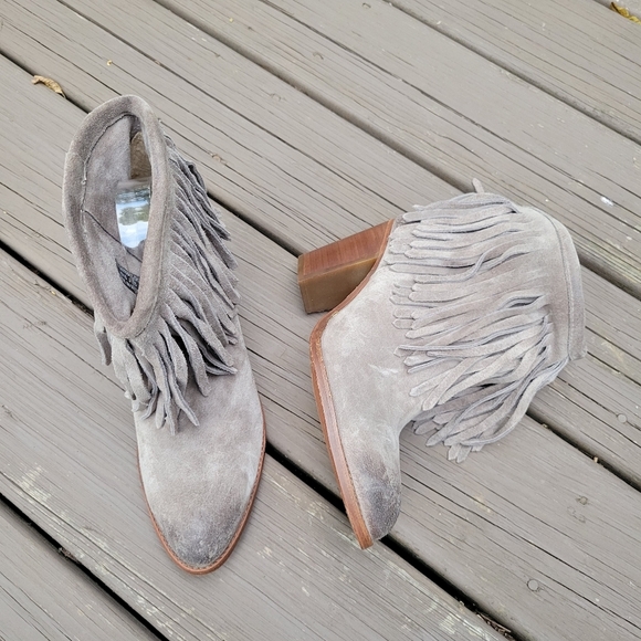 Frye Ilana Grey Suede Burnished Toe Fringe Western Boho Cowgirl Ankle Boots 9 - Picture 2 of 10